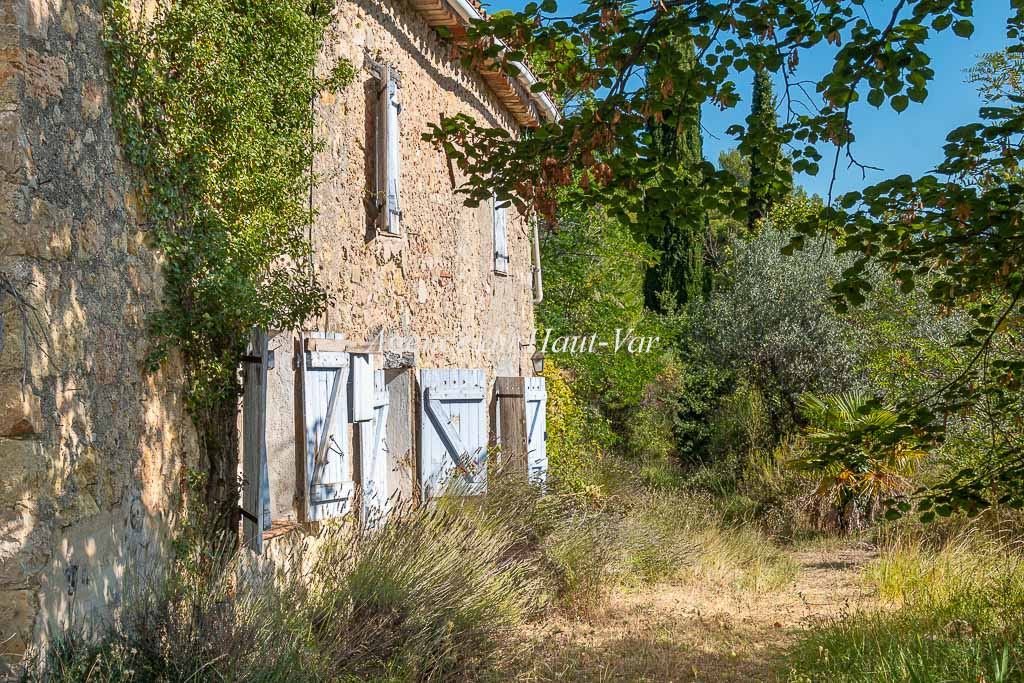 Vente à Seillans Mas en Pierres à rénover, 2 Hectares, vue